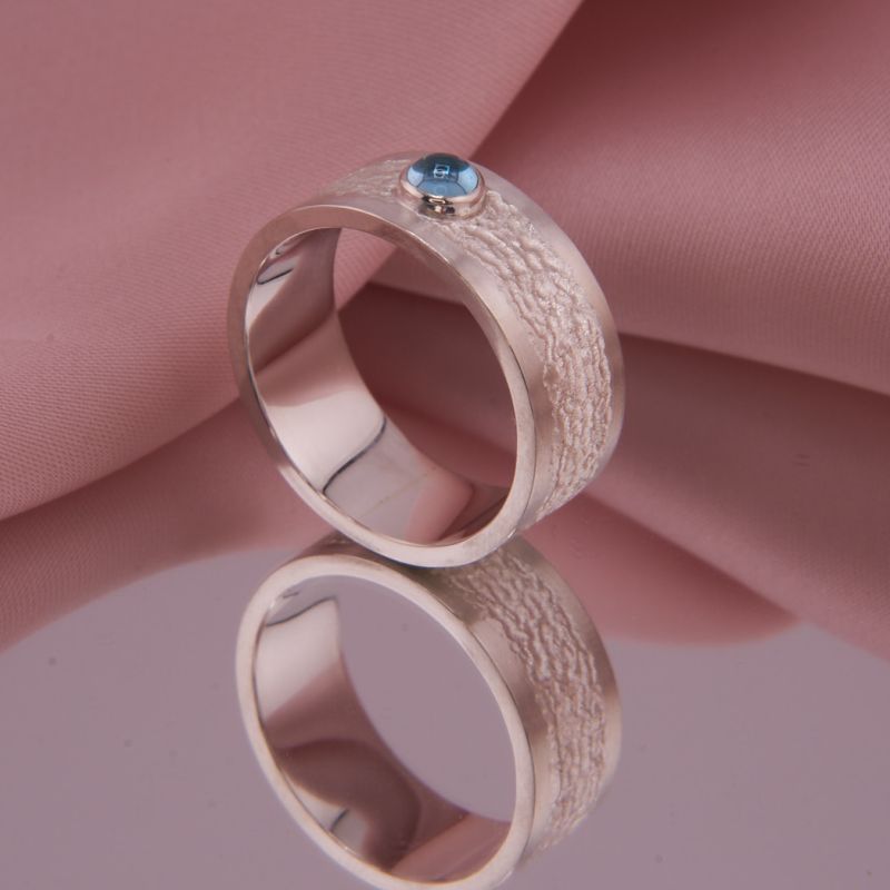 Detailaufnahme des filigranen Wellenmusters und der seidenmatten Ringschiene des Nerion Rings.